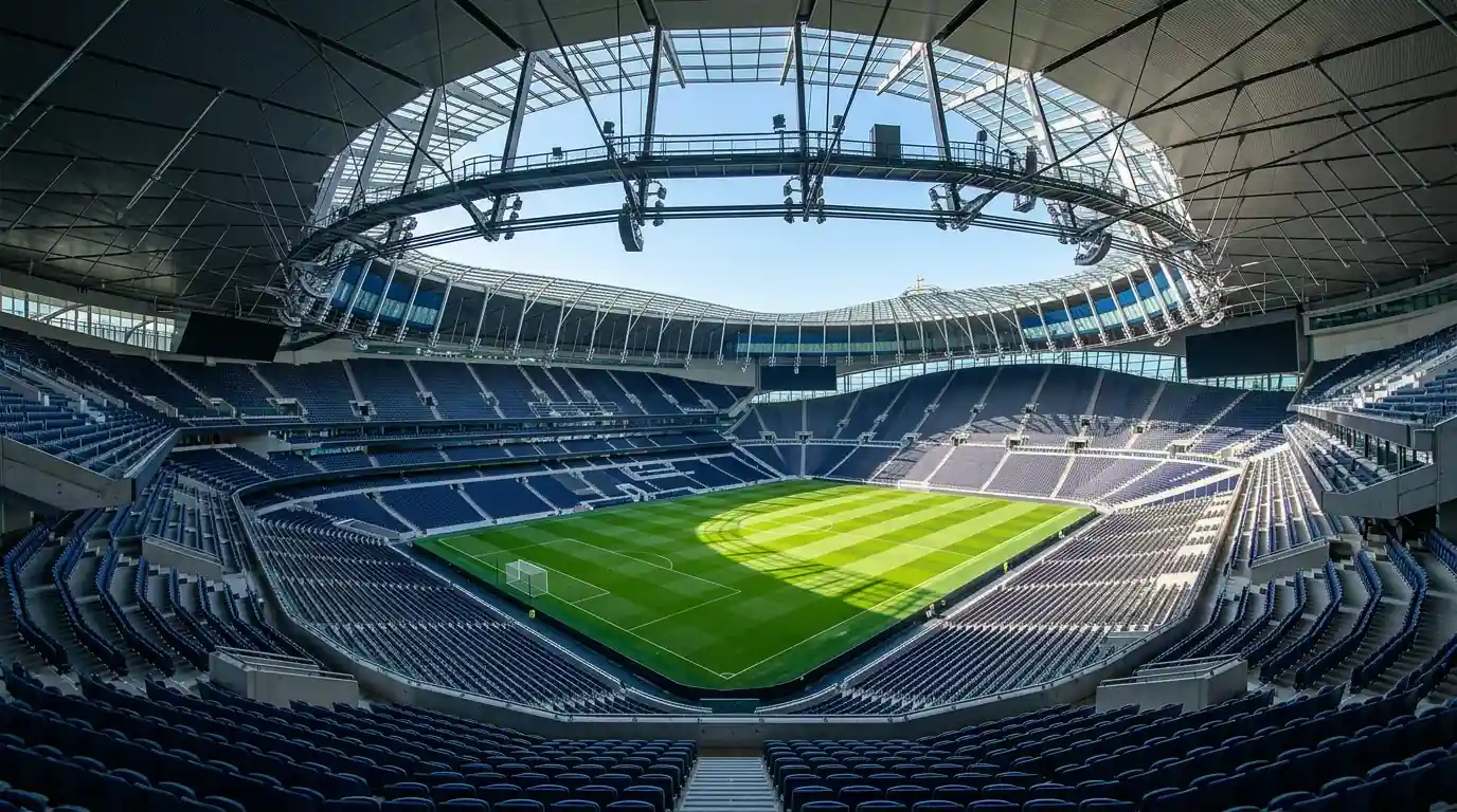 Modern amerikai futballstadion belülről a VB előkészületek során, zöld gyeppel és üres lelátókkal